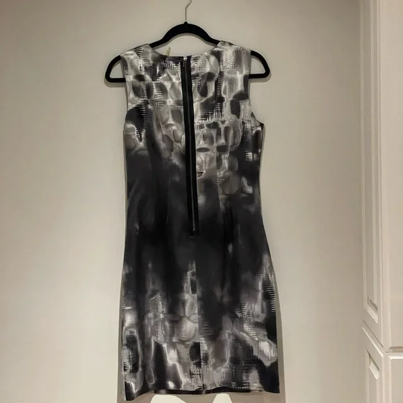 Elle Tahari Elegant Black and Gray Sleeveless Sheath Dress - Picture 3 of 6